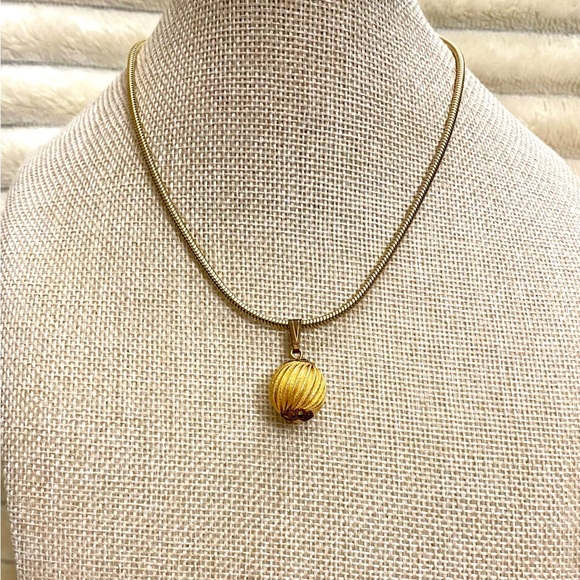 Vintage Elegant Gold Pendant Necklace - Picture 1 of 3